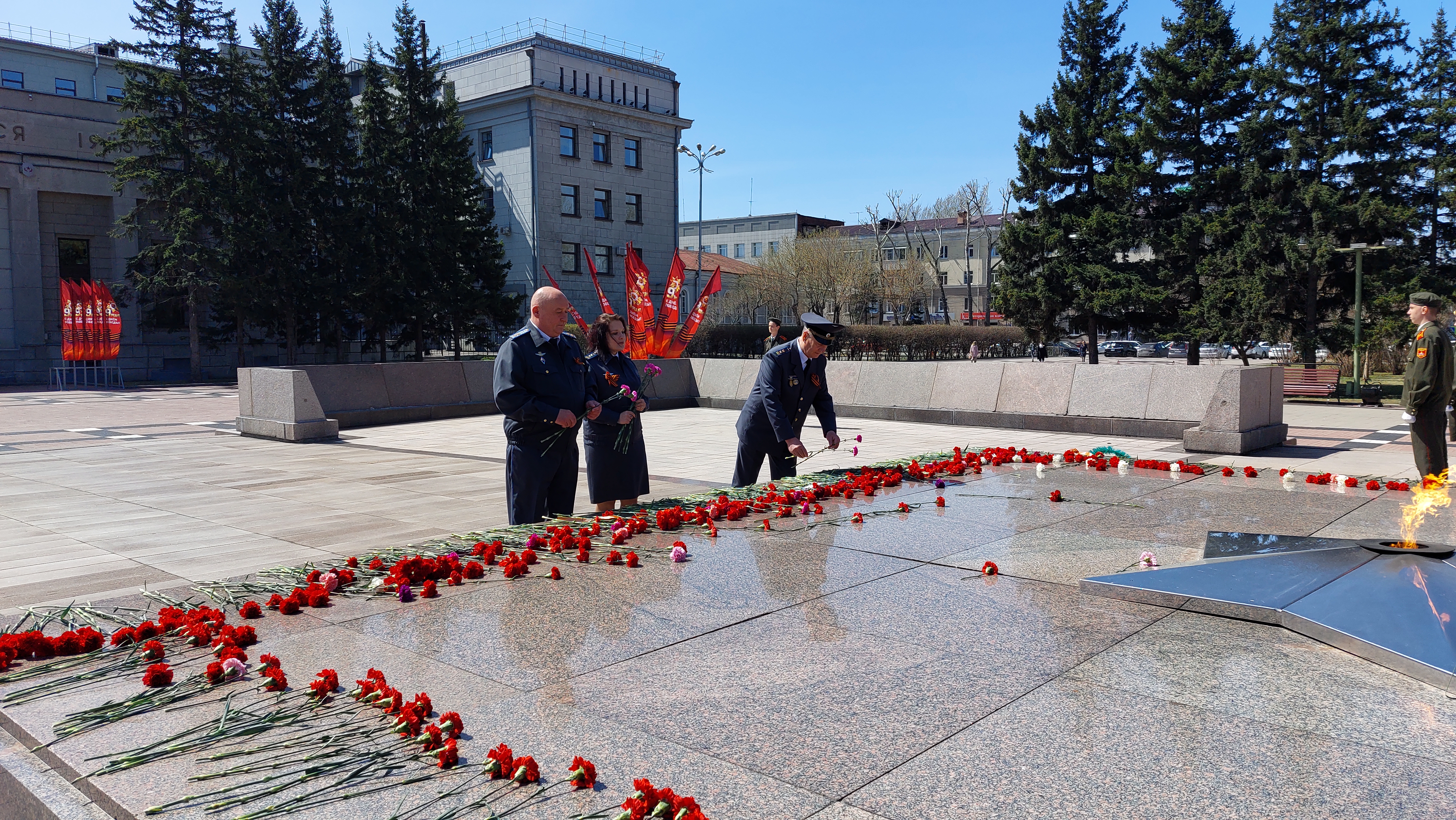 Сотрудники Восточно-Сибирского территориального отдела госавианадзора возложили цветы в преддверии праздника Великой Победы